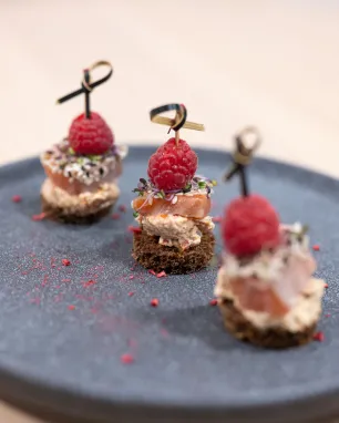 Duonelė su sūdyta lašiša ir aviete