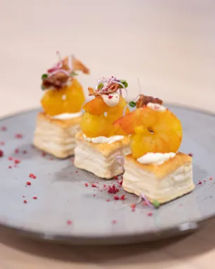 Sluoksniuotos tešlos krepšelis su maskarponės kremu, krevete ir šoninės traškučiu