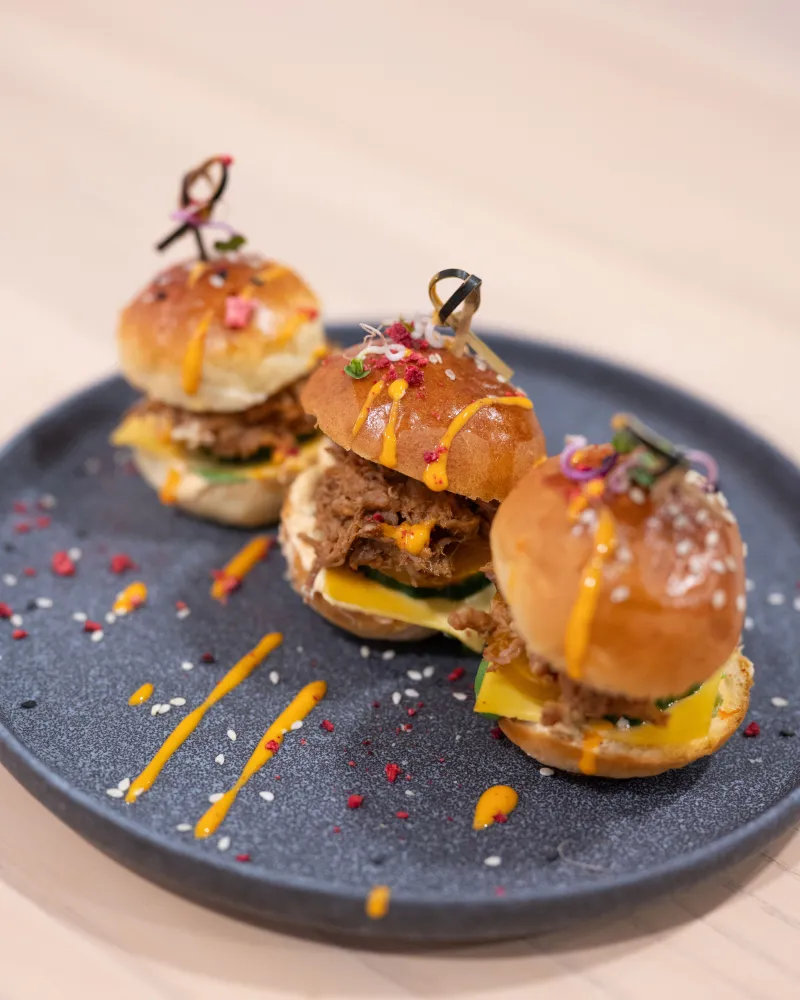 Burgeriukas su plėšyta kiauliena ir čederio sūriu