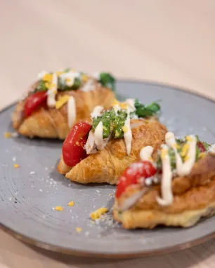 Mini kruasanas su kepta vištiena