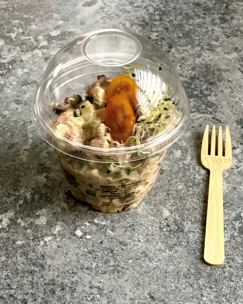 Salotos su vištiena ir džiovintomis slyvomis