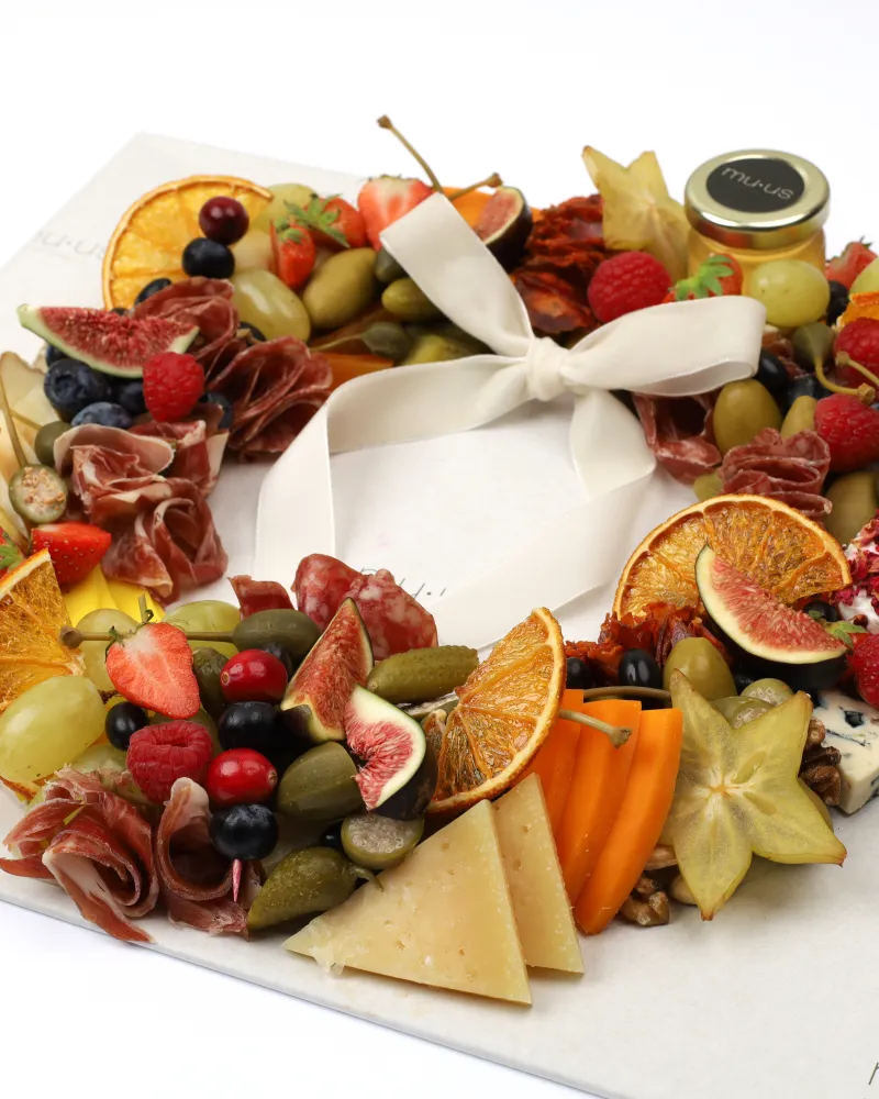 Šventinis MUUS Vainikas – Gurmaniškas Sūrių ir Mėsyčių Rinkinys