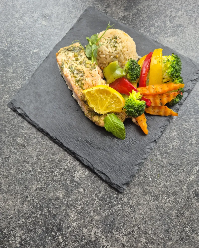 Apelsininė lašiša su keptomis daržovėmis