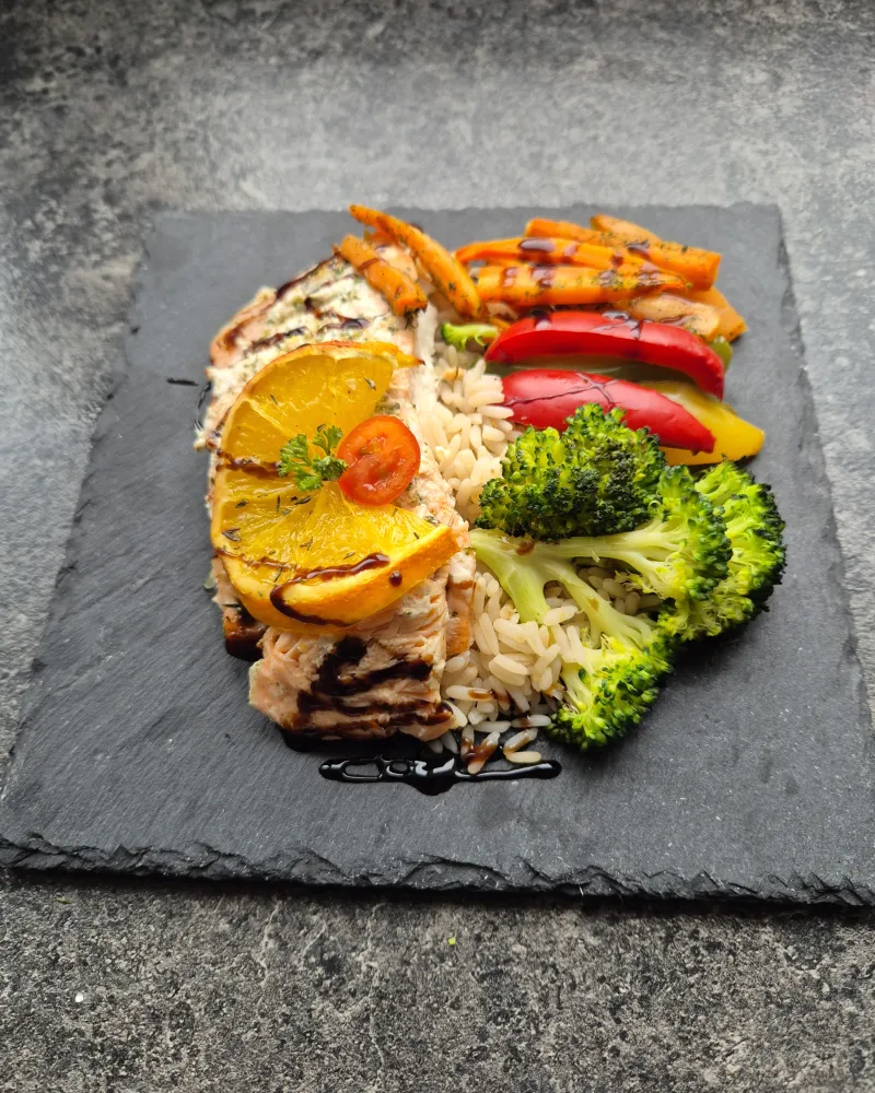 Apelsininė lašiša su keptomis daržovėmis