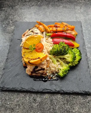 Apelsininė lašiša su keptomis daržovėmis