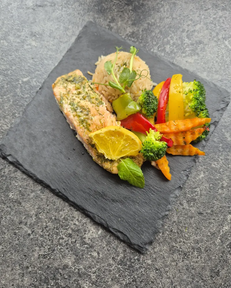 Apelsininė lašiša su keptomis daržovėmis