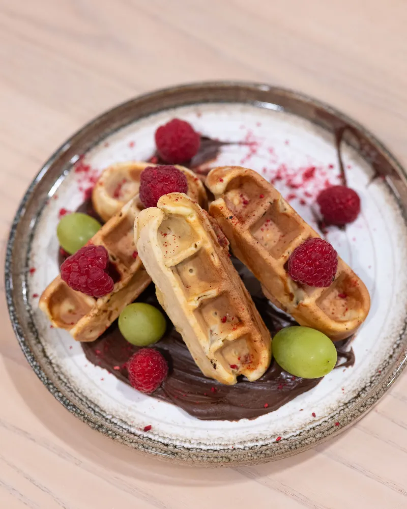 Belgiški vafliai su šviežiomis uogomis ir šokoladu