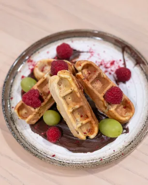 Belgiški vafliai su šviežiomis uogomis ir šokoladu