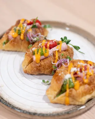 Mini kruasanas su kumpiu, sūriu ir daržovėmis