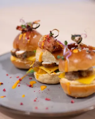 Burgeriukas su kepta vištiena ir daržovėmis