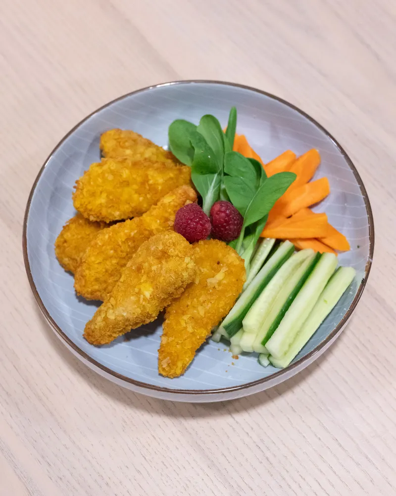 Traškios vištienos gabaliukai ir daržovių lazdelės