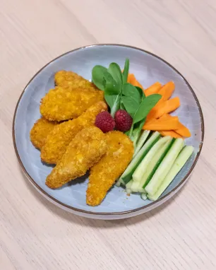 Traškios vištienos gabaliukai ir daržovių lazdelės