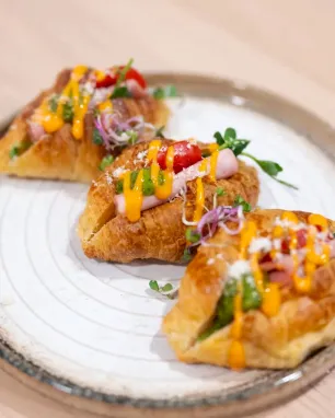 Mini kruasanas su kumpiu, sūriu ir daržovėmis