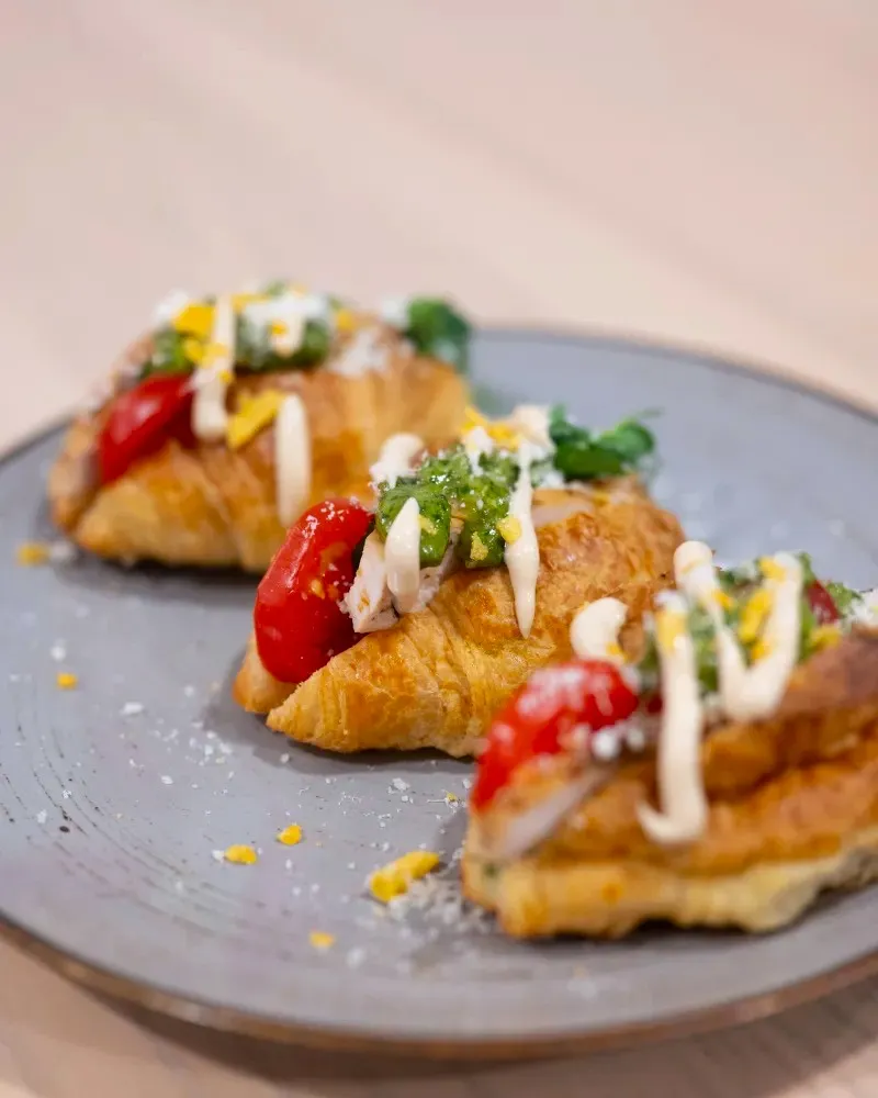 Mini kruasanas su kepta vištiena