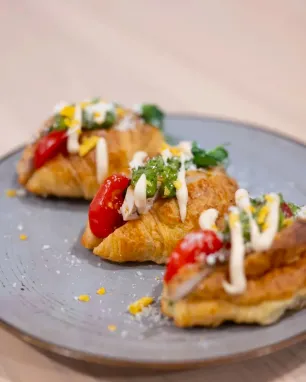 Mini kruasanas su kepta vištiena