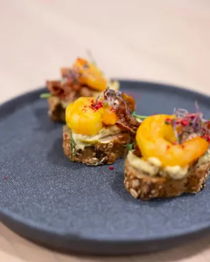 Brusketa su alyvuogėmis, krevete ir šoninės traškučiu