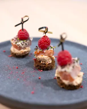 Duonelė su sūdyta lašiša ir aviete