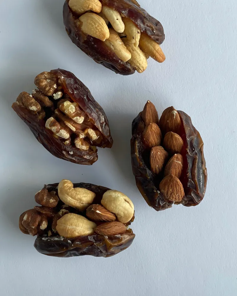 Skrudintais riešutais įdarytos datulės