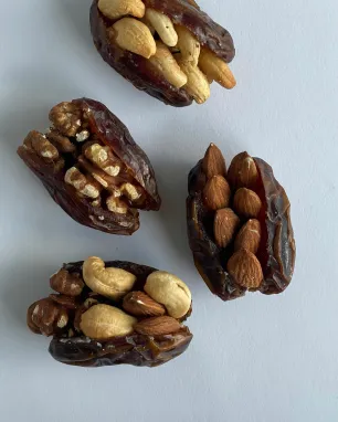 Skrudintais riešutais įdarytos datulės