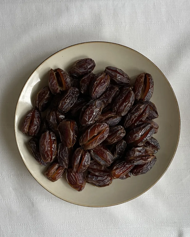 Skrudintais riešutais įdarytos datulės