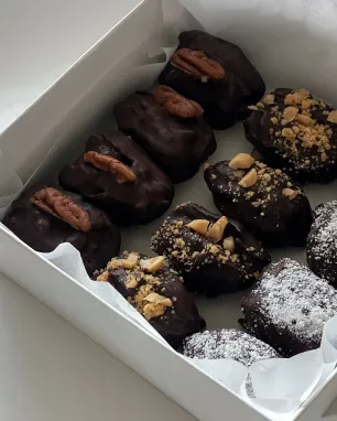 Įdarytos datulės su 3 rūšių riešutais