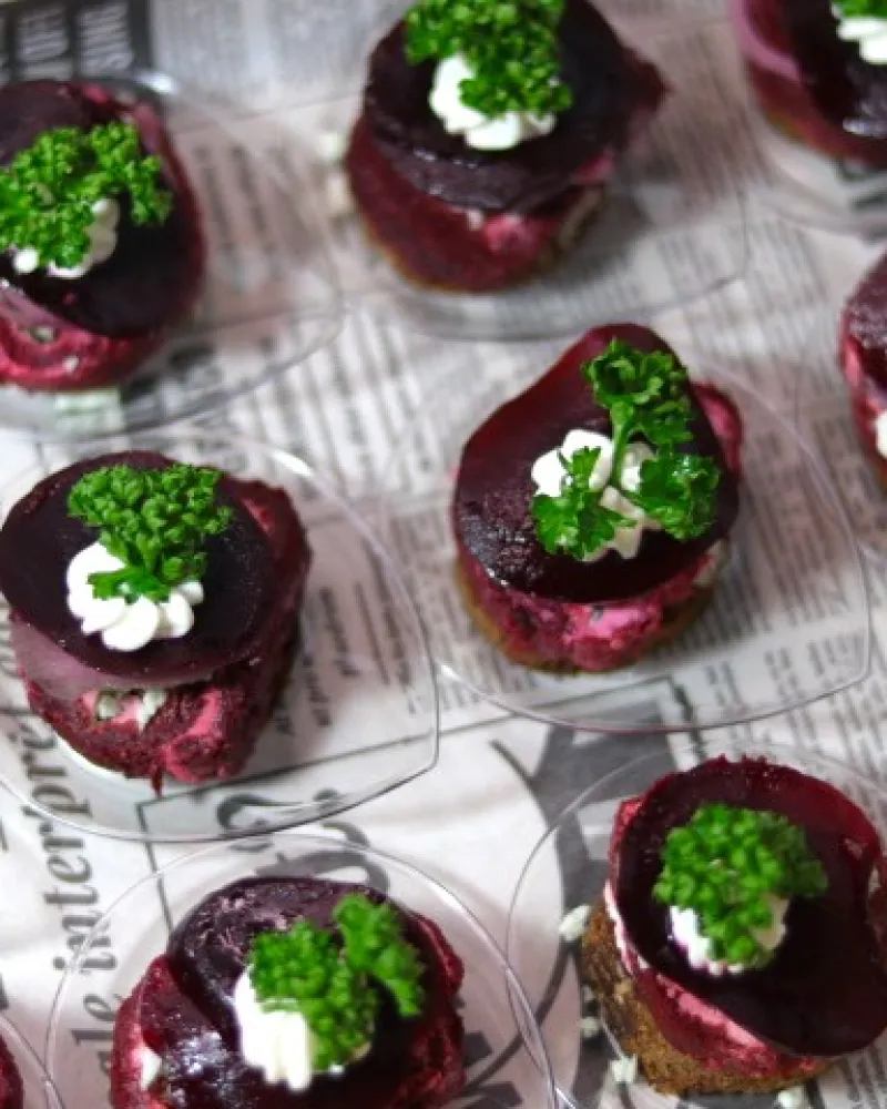 Gurmaniškas silkės užkandis su burokėliais, 15 vnt.