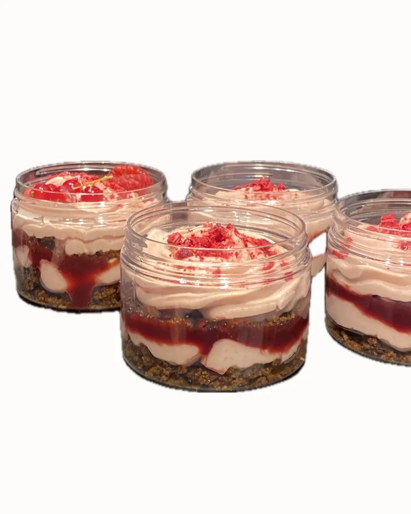 Avietinio kremo ir morkų biskvito desertas