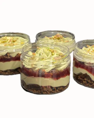 Pistacijų kremo ir morkų biskvito desertas