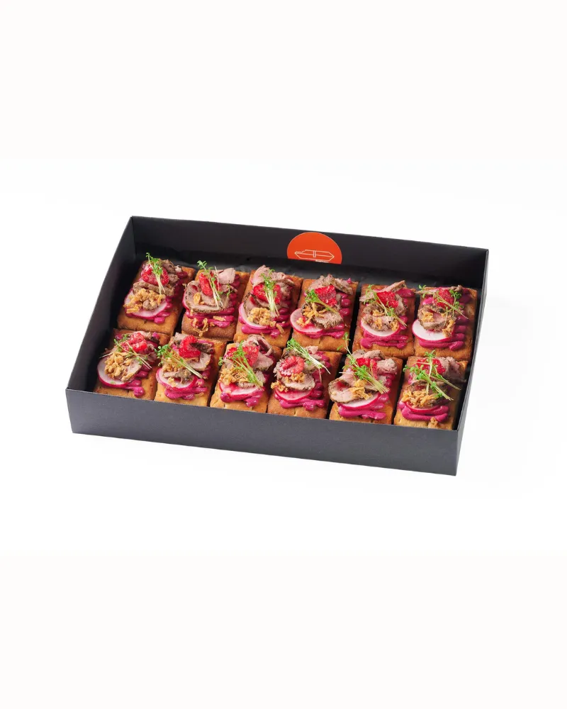 Sumuštiniai su burokėlių kremu bei jautiena, 15 vnt.