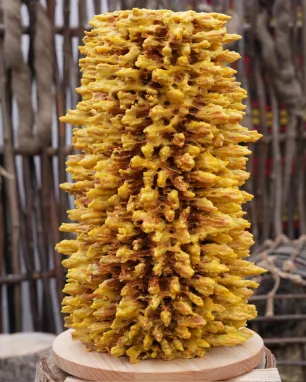 Šakotis dekoruotas gyvomis gėlėmis