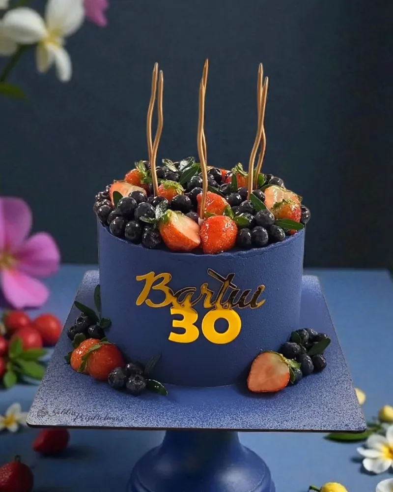 Tortas su uogų dekoru