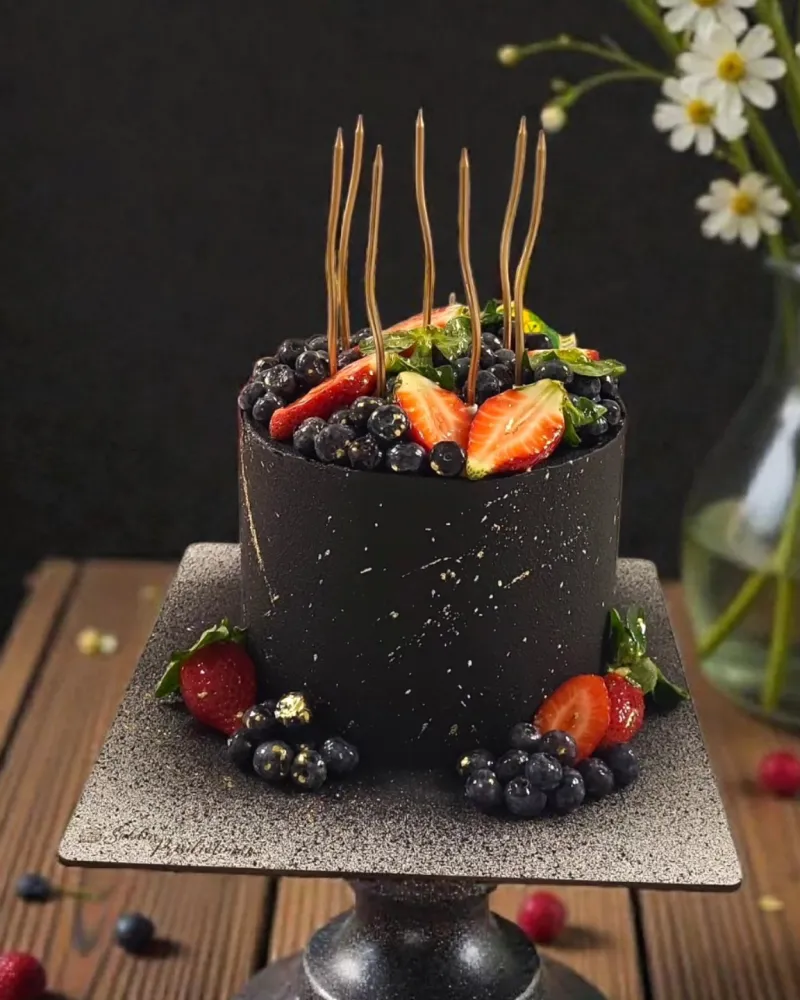 Tortas su uogų dekoru