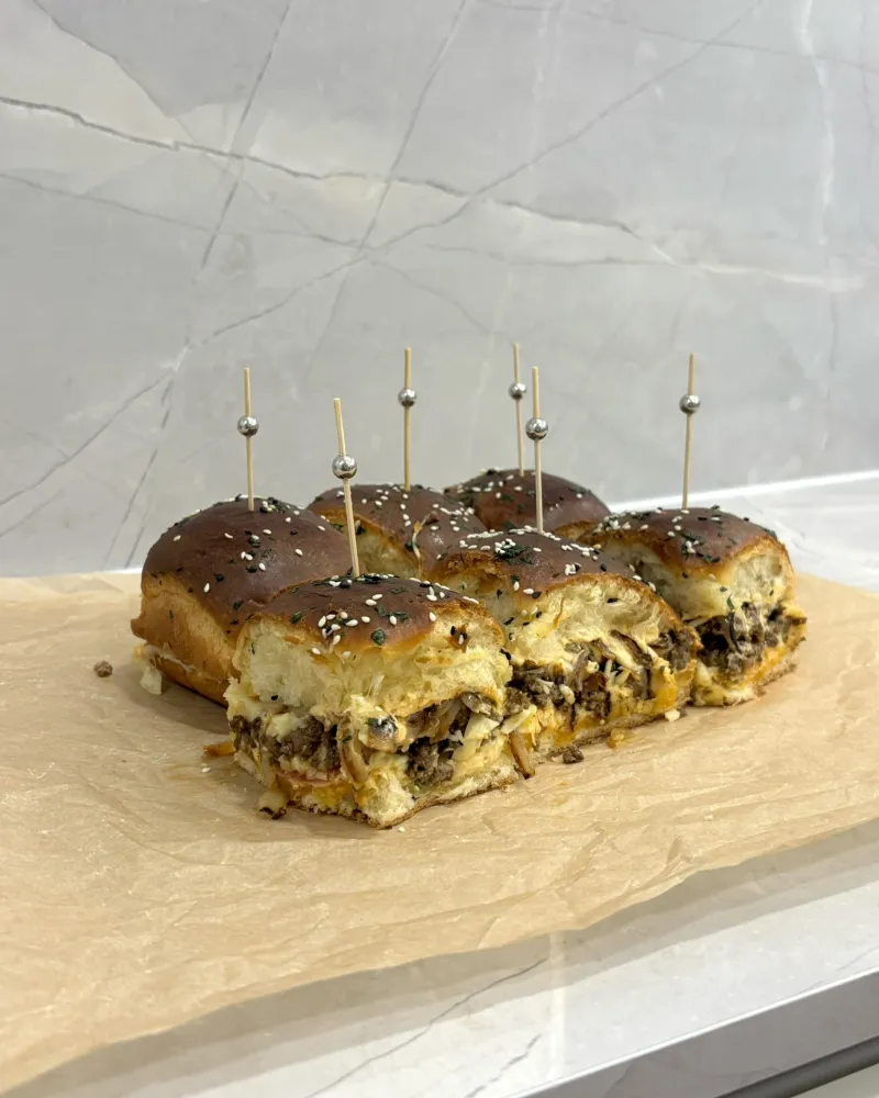 Brioche bandelių slaideriai su brandinta jautiena ir čederio sūriu, 12 vnt.