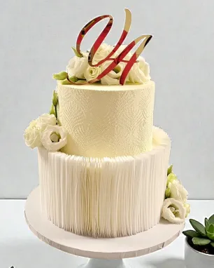 Vestuvinis tortas su užrašu ir gėlėmis