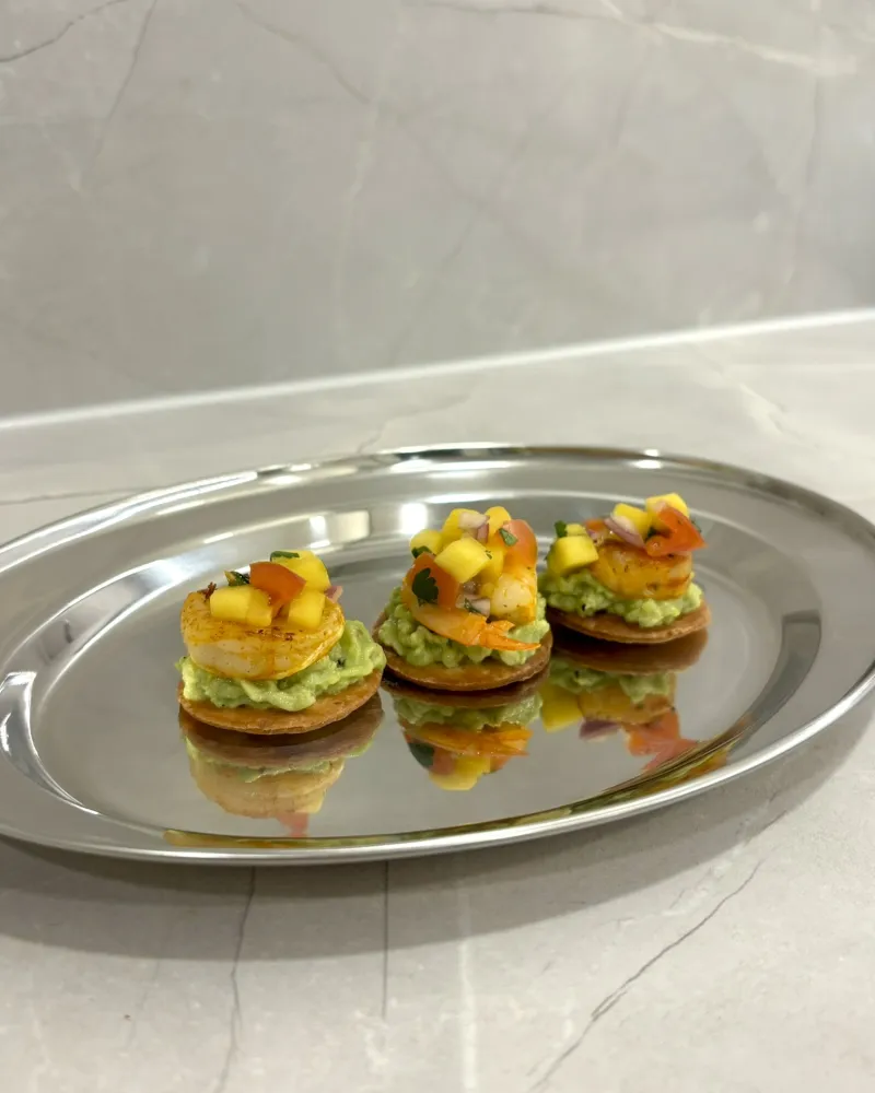 Vieno kąsnio tostados su karališkomis krevetėmis ir mangų salsa