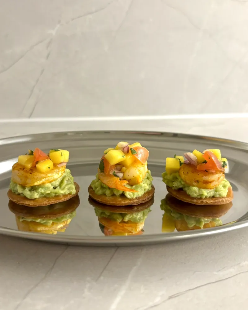 Vieno kąsnio tostados su karališkomis krevetėmis ir mangų salsa