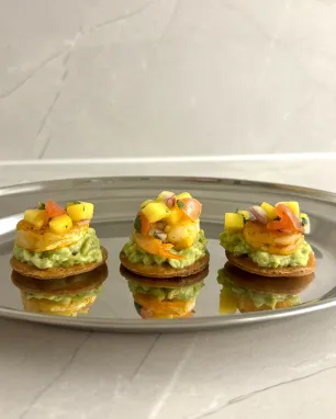 Vieno kąsnio tostados su karališkomis krevetėmis ir mangų salsa