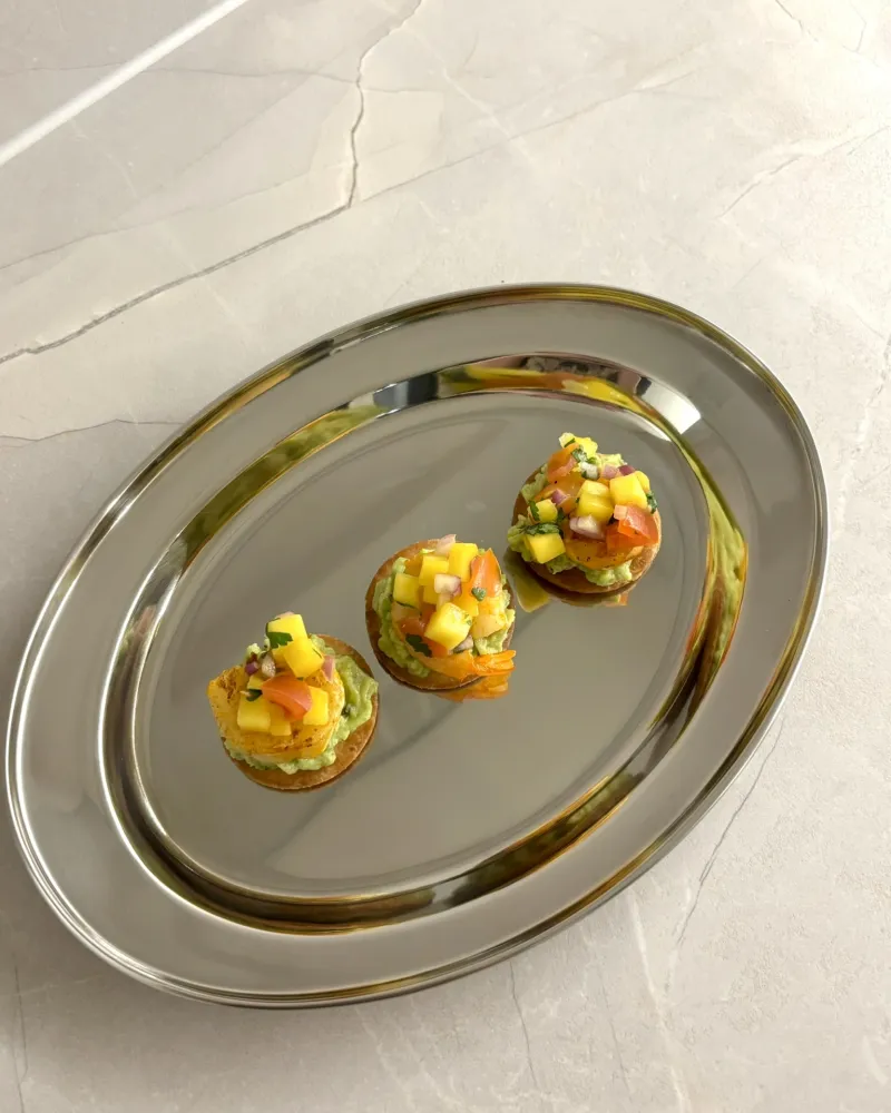 Vieno kąsnio tostados su karališkomis krevetėmis ir mangų salsa