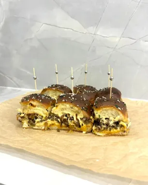 Brioche bandelių slaideriai su brandinta jautiena ir čederio sūriu, 12 vnt.