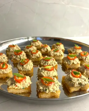 Tuno ir keptų ryžių vieno kąsnio sumuštinukai