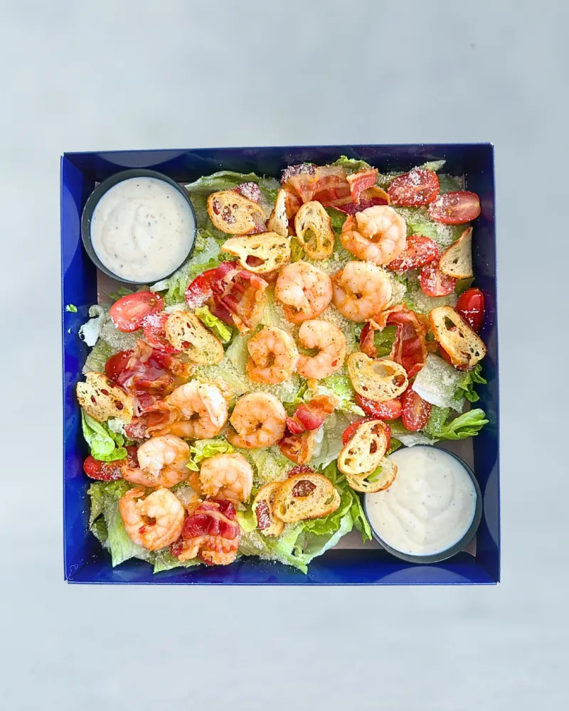 Cezario salotos su krevetėmis (4-6 asm)