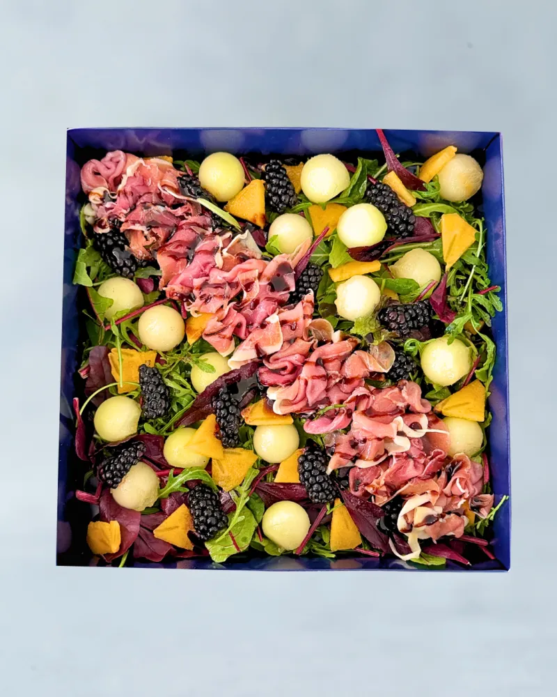 Salotos su parmos kumpiu ir mocarella (4-6 asm)