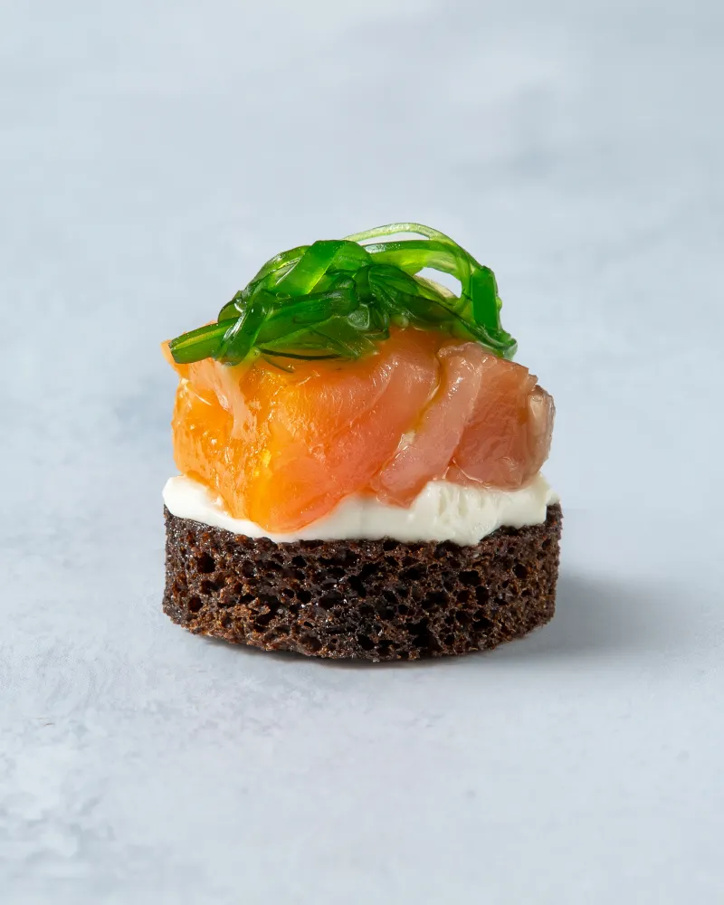 Kanape su rūkyta lašiša ir wakame dumbliai