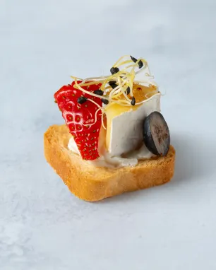 Kanapė su brie sūriu