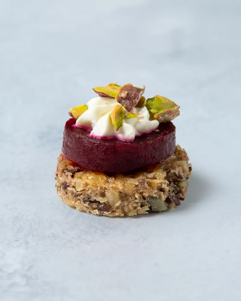 Kanapė su karamelizuotais burokėliais ir ožkos sūriu