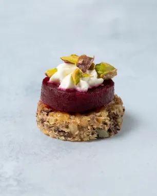 Kanapė su karamelizuotais burokėliais ir ožkos sūriu