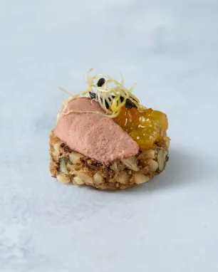 Kanapė su ančių kepenėlėmis ir apelsinų džemu