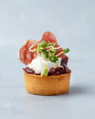 Sviestinės tešlos krepšelis su vytinta dešryte