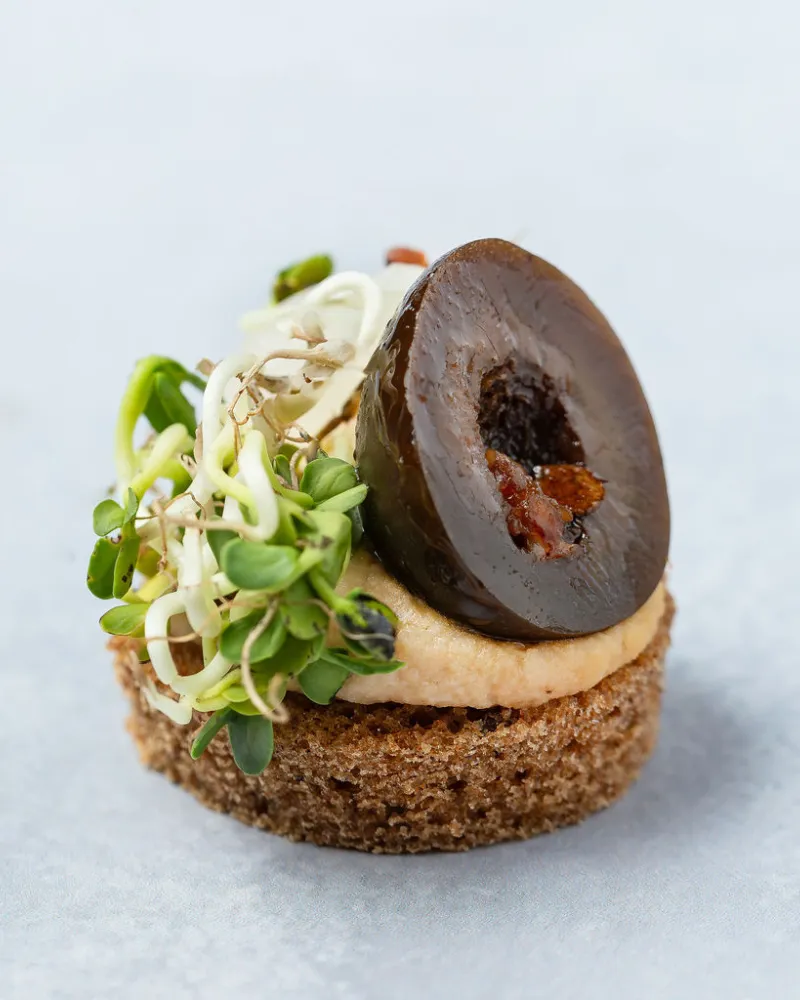 Kanape su humusu ir alyvuogėmis