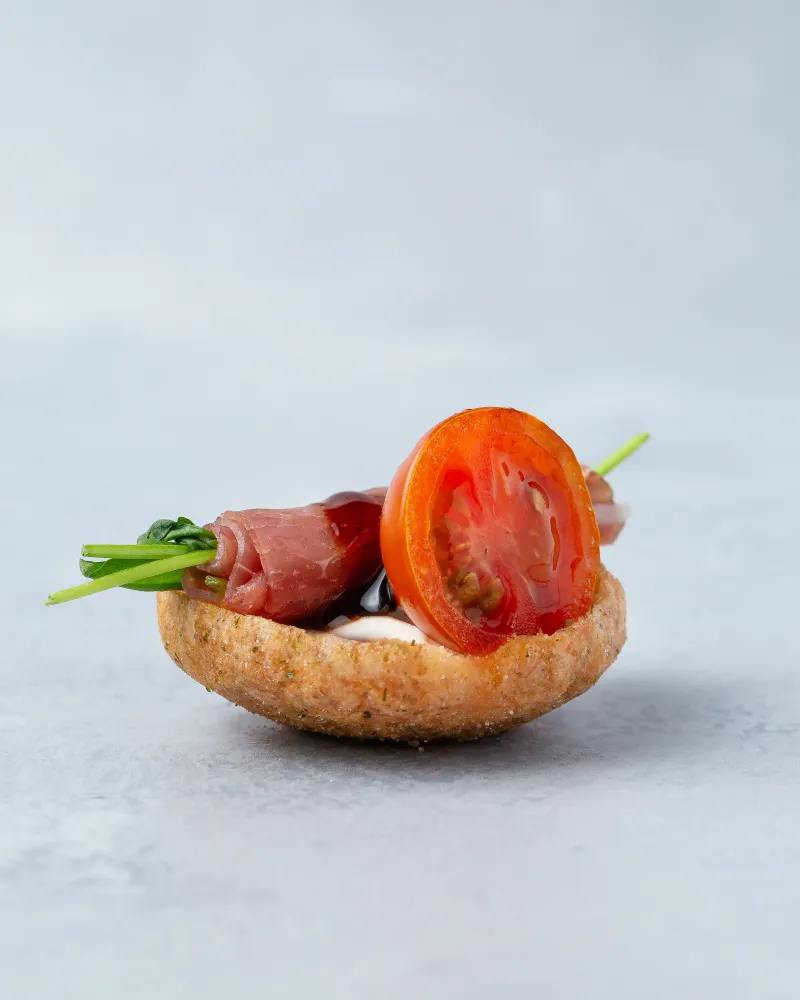 Kanape su parmos kumpiu ir gražgarste